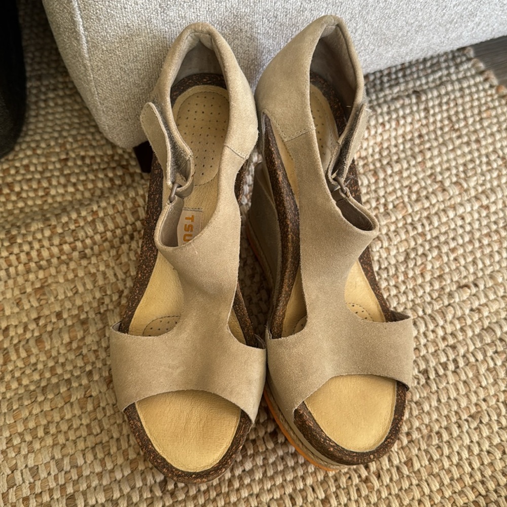Tsubo taupe light grey wedge sandal with Velcro - Picture 3 of 5